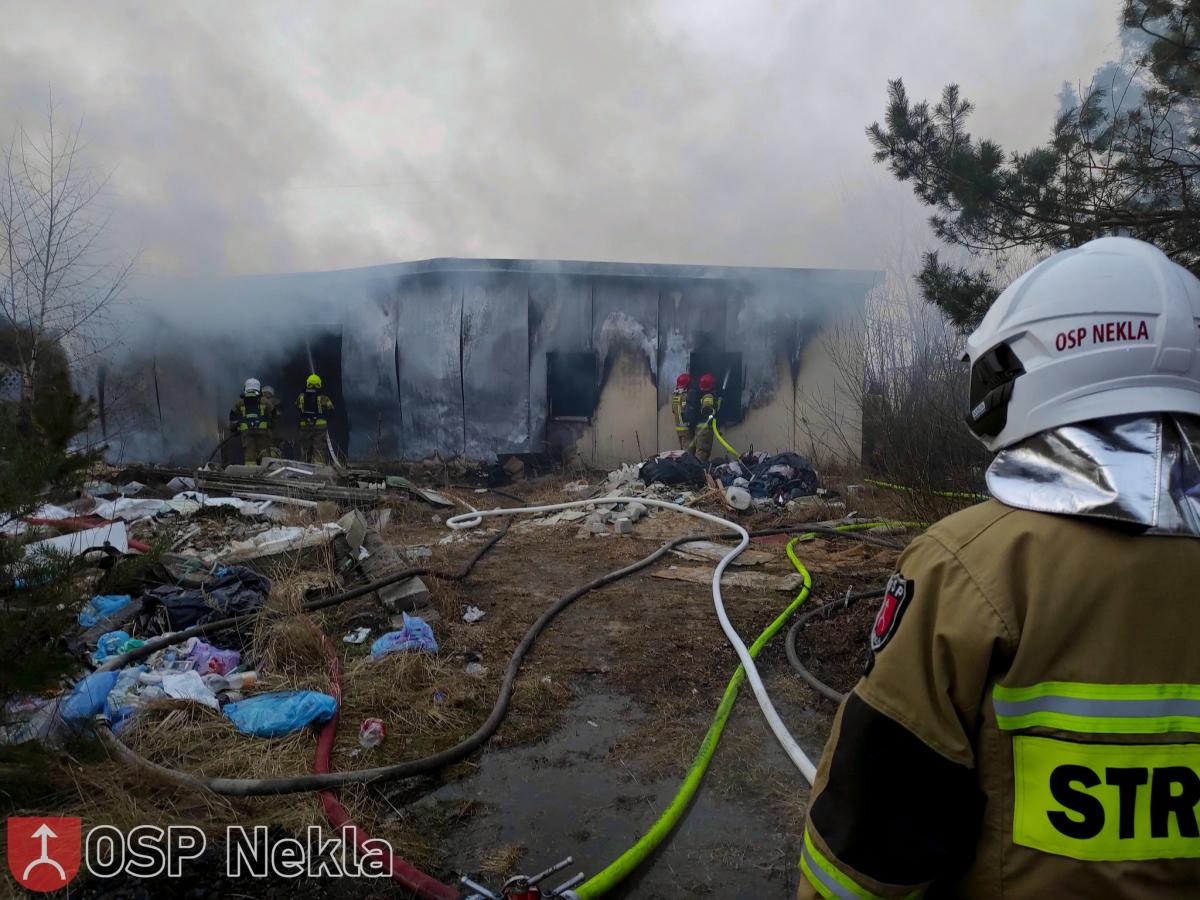 Kilka zastępów straży gasiło pożar pustostanu