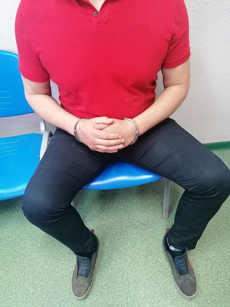 Pijany kierowca spowodował kolizję i uciekł. Był już notowany