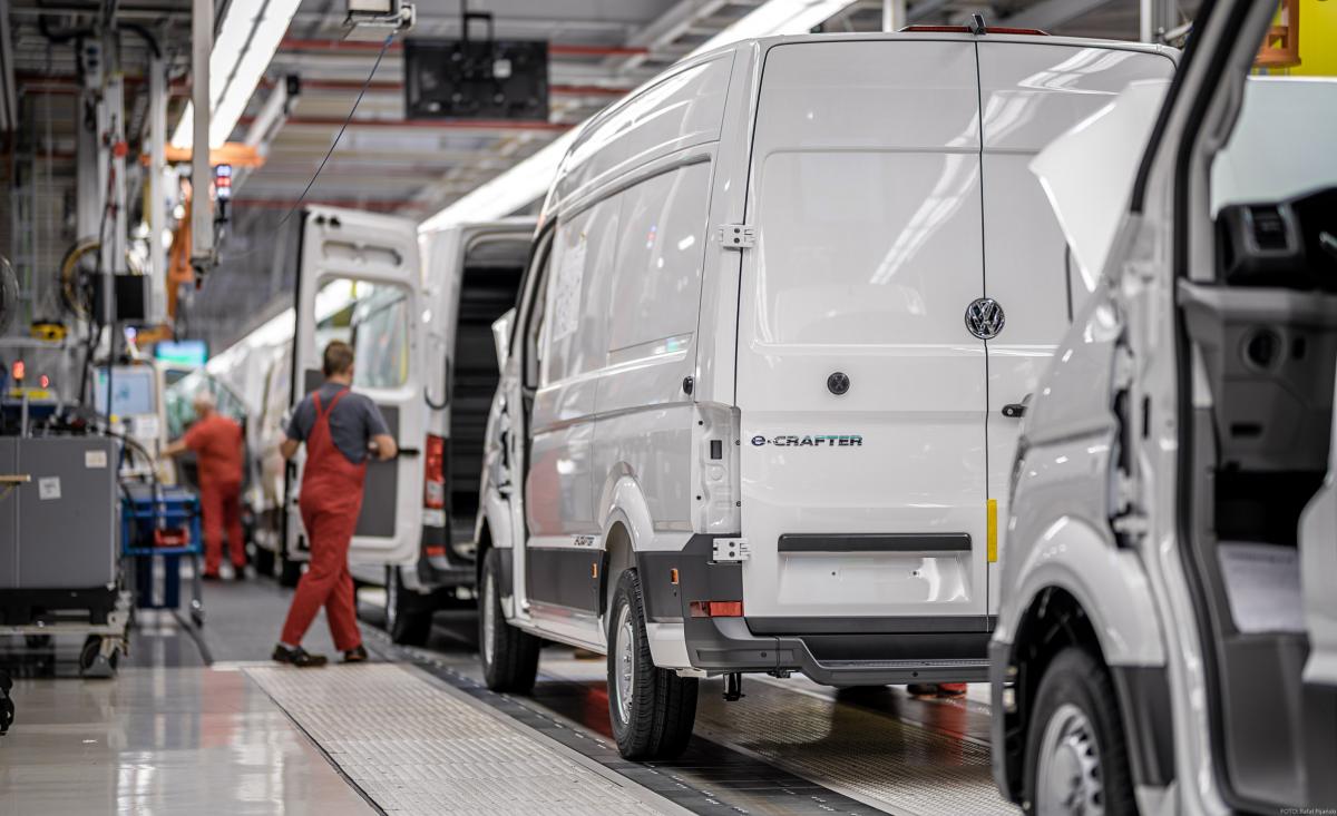 Przez wojnę Volkswagen wstrzymuje produkcję samochodów