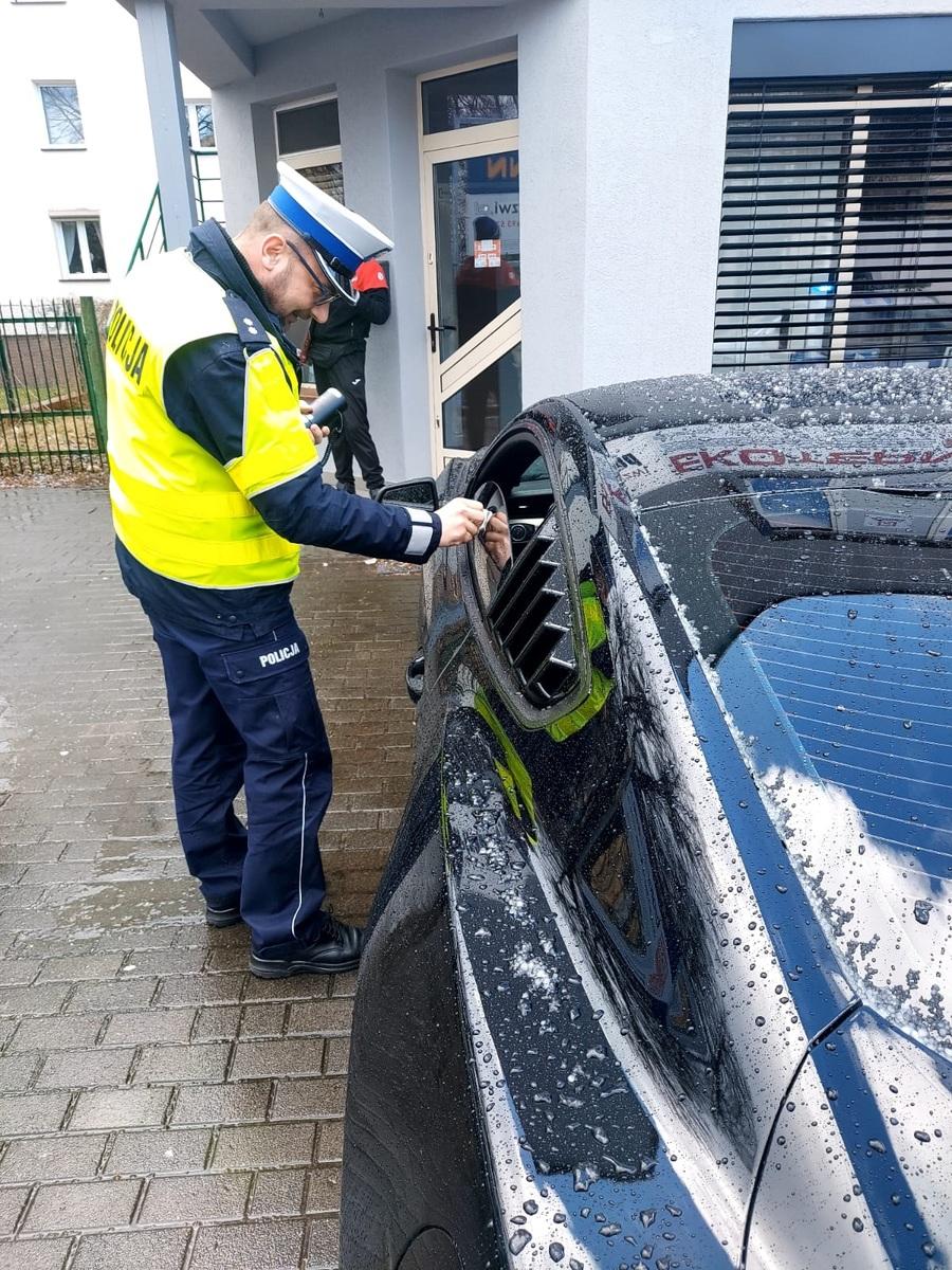 Mandat dla kierowcy, bo... ściemnił za mocno
