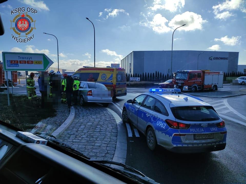 Kolizja osobówki z ciężarówką na rondzie