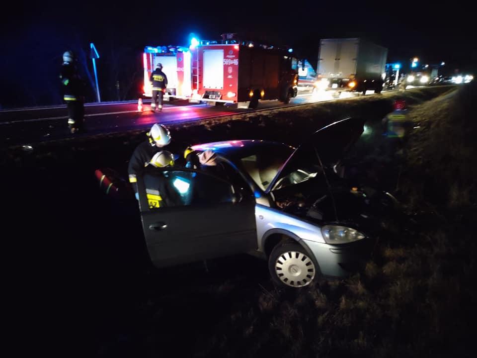 Groźny wypadek osobówki i ciężarówki (ZDJĘCIA)