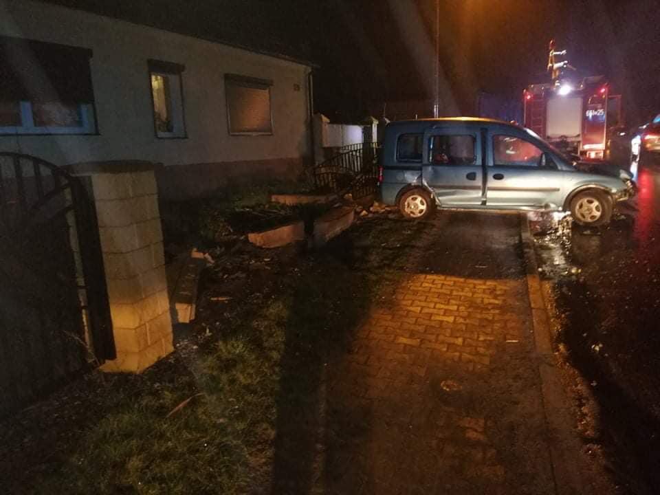 W Sylwestrową noc osobówka wjechała w płot posesji (ZDJĘCIA)