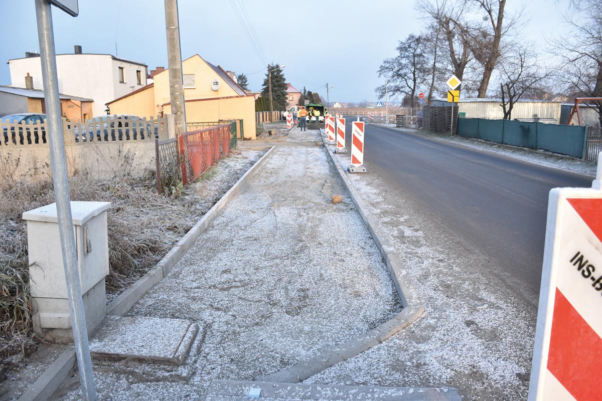 Powstaje nowy chodnik i garb w Psarach Polskich