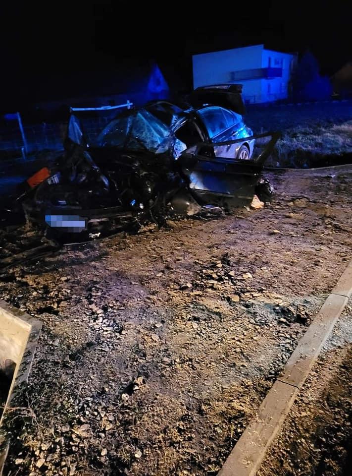 Groźny wypadek osobówki. Auto rozbite, kierowca w szpitalu
