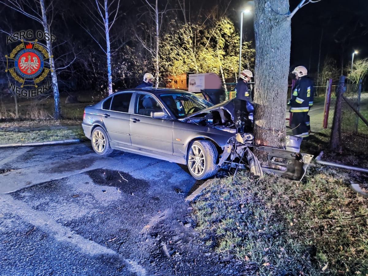 Osobówka uderzyła w drzewo. Cztery osoby poszkodowane