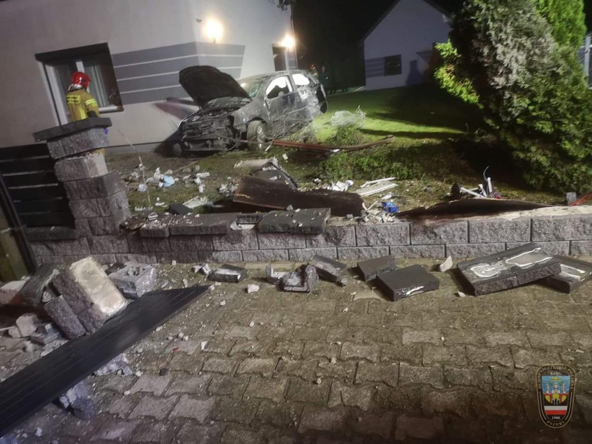Osobówka uderzyła w płot i dom. Za kierownicą 21-latek