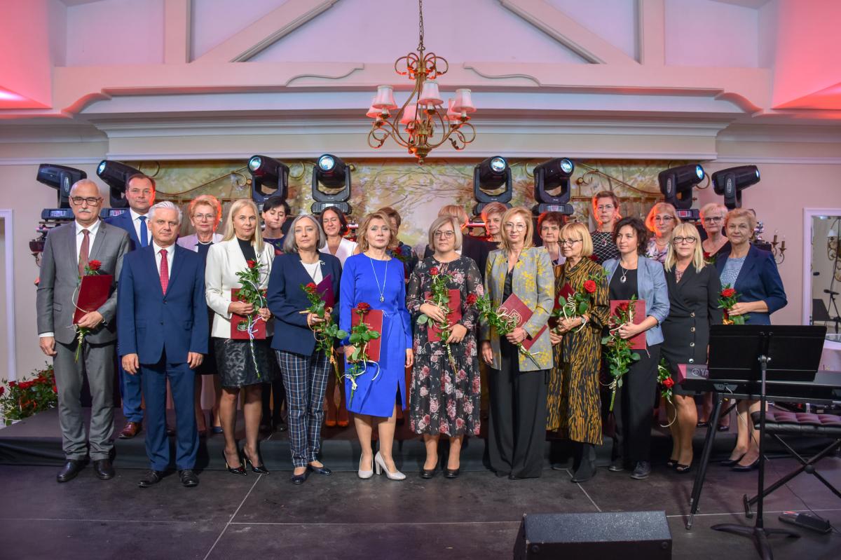 Władze miasta podziękowały i nagrodziły nauczycieli