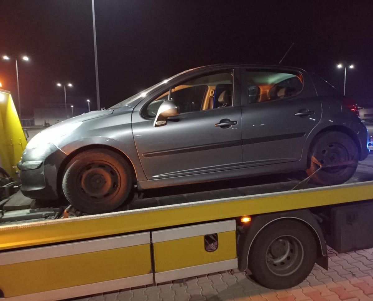 Nieletni kręcił bączki na parkingu