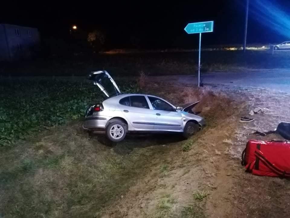 Osobówka w rowie. Pijany kierowca uciekł!