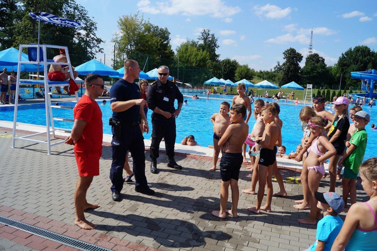 Służby na wrzesińskim basenie! 