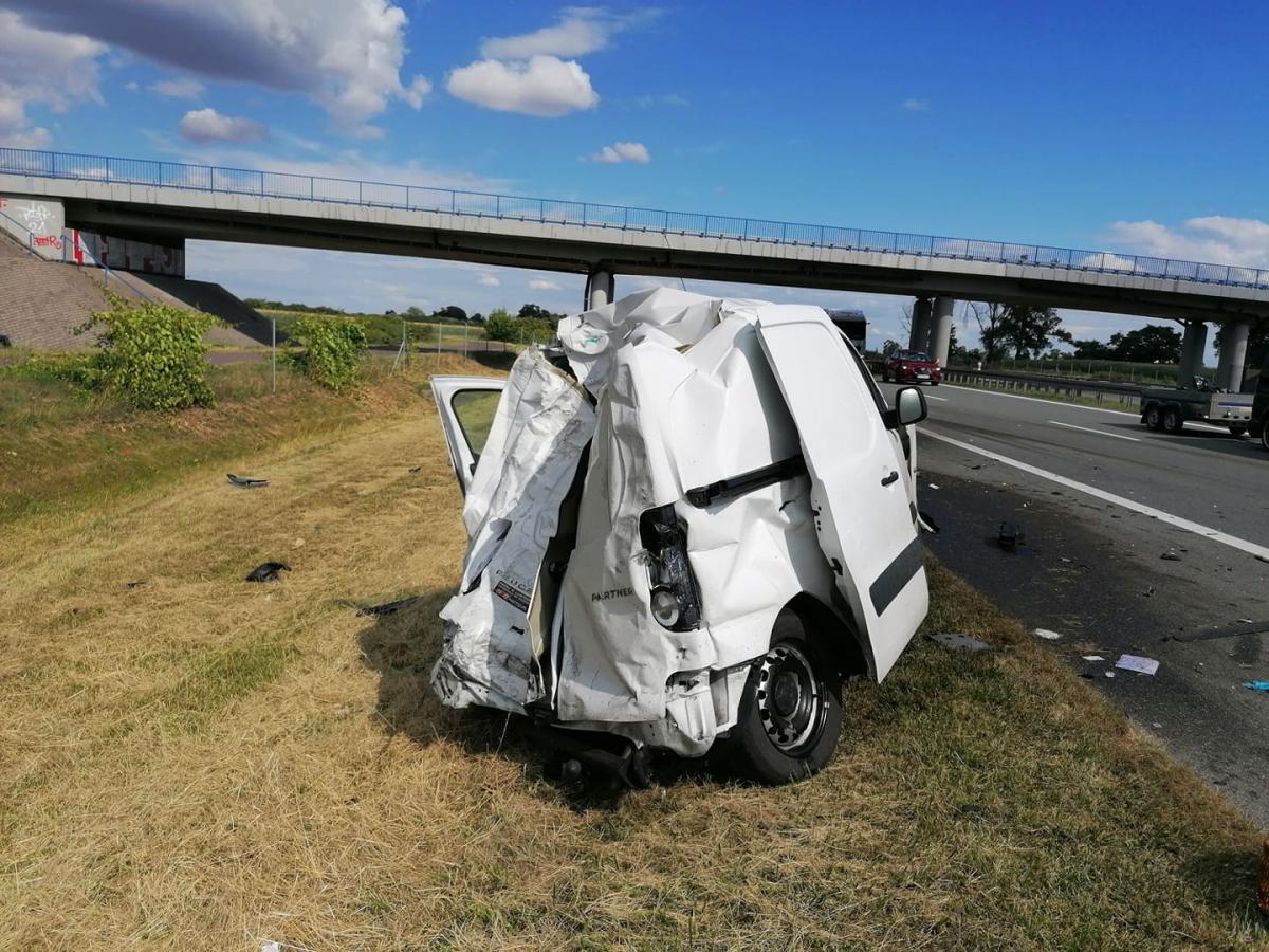 Ciężarówka wjechała w dostawczaka na autostradzie A2
