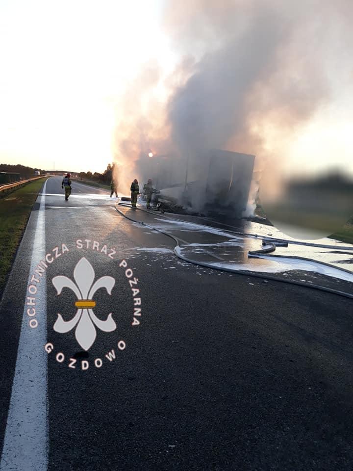 Tir stanął w płomieniach na autostradzie A2