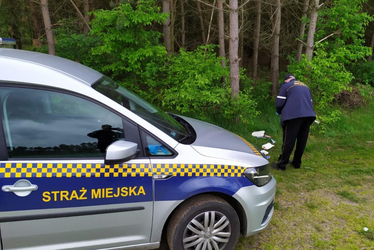 Zaśmiecił las opakowaniami po jedzeniu. Nie uniknął kary