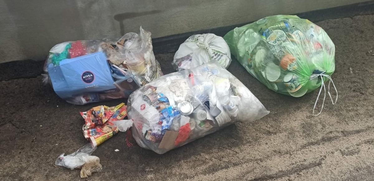 Podrzucił śmieci sąsiadowi! Interweniowali strażnicy