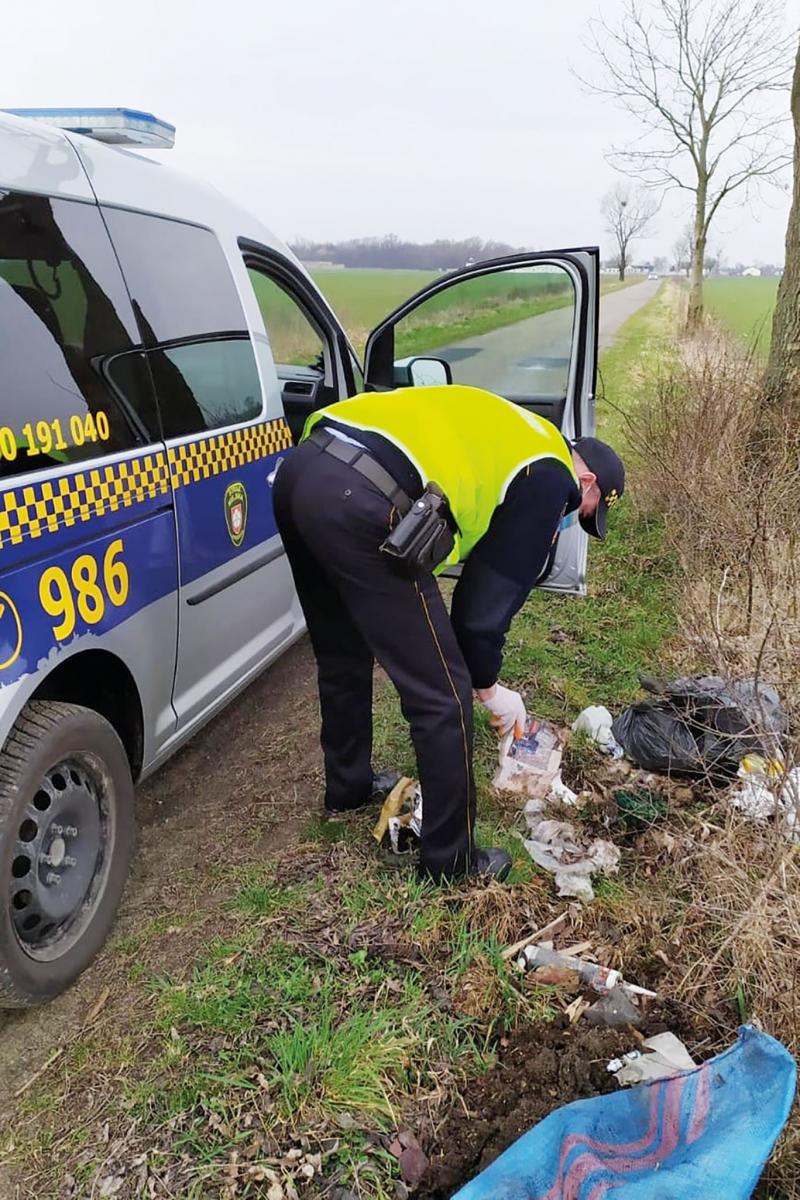 Strażnicy ukarali kolejną osobę za zaśmiecanie