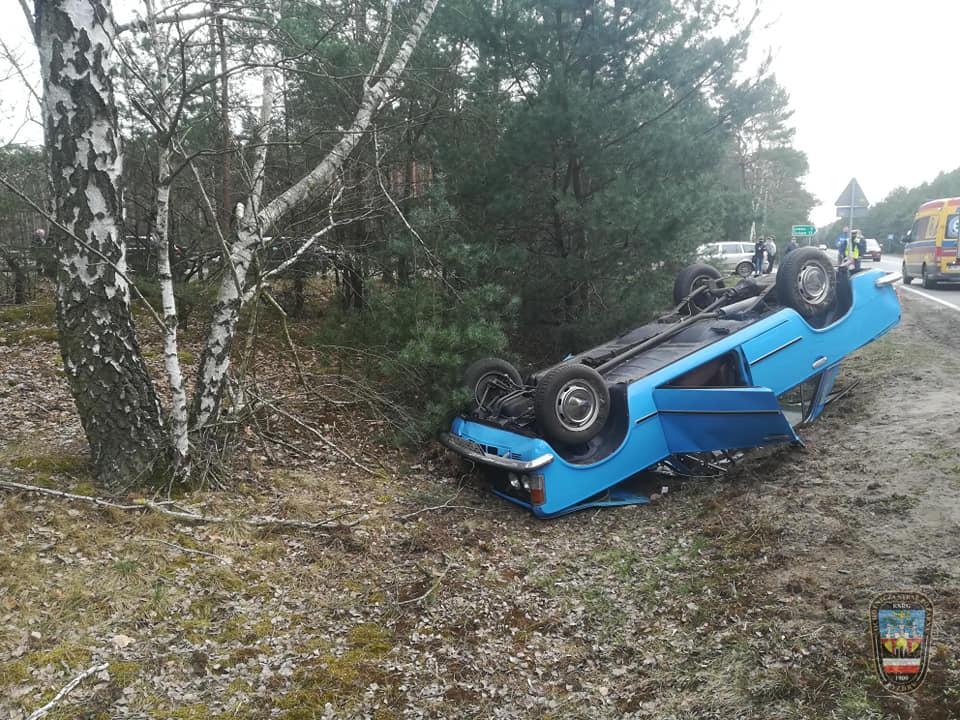 Wypadek trzech osobówek na DW 442. Dachował Fiat 125