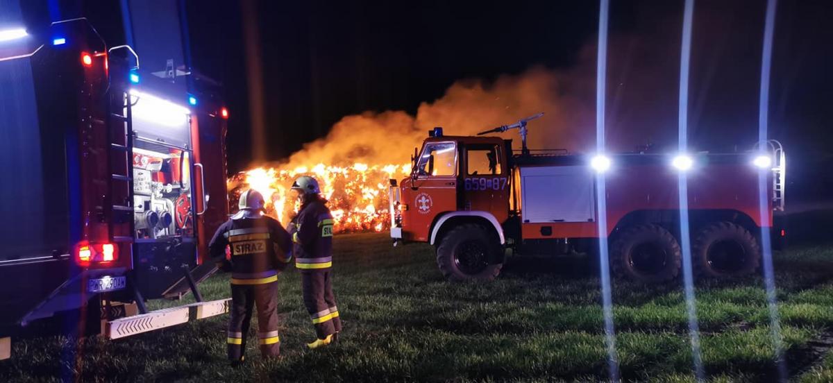 Bardzo pracowita noc strażaków. Płonęła słoma w kilku miejscach