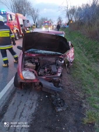 Wypadek osobówek, pożar i dachowanie. Pracowite dni strażaków