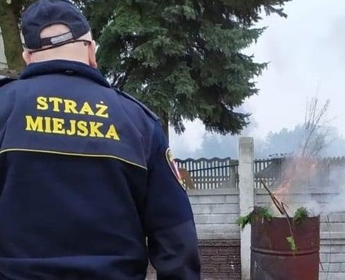 55-letni mężczyzna ukarany za spalanie śmieci w beczce