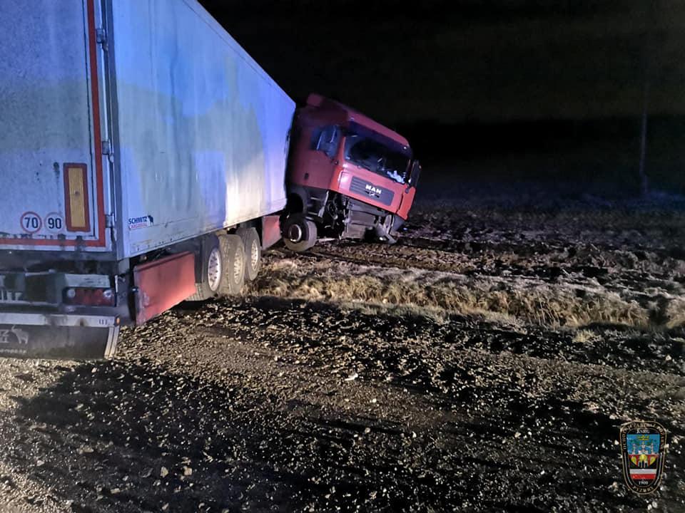 Ciężarówka z naczepą wjechała w pole. Mandat dla 42-latka