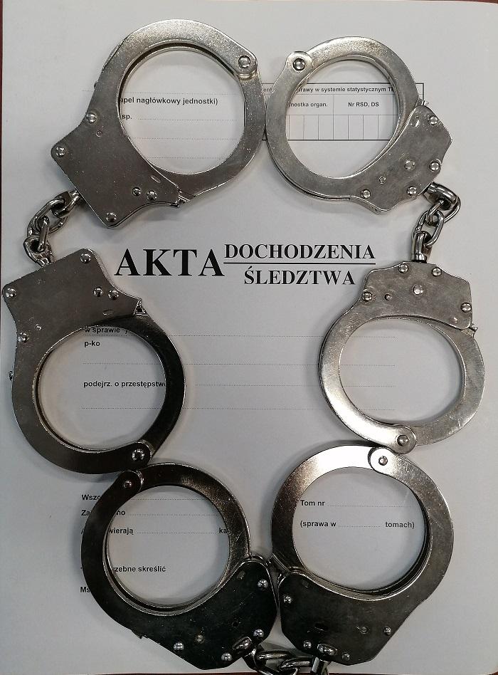 Trzy młode osoby w rękach policji. W aucie marihuana i amfetamina