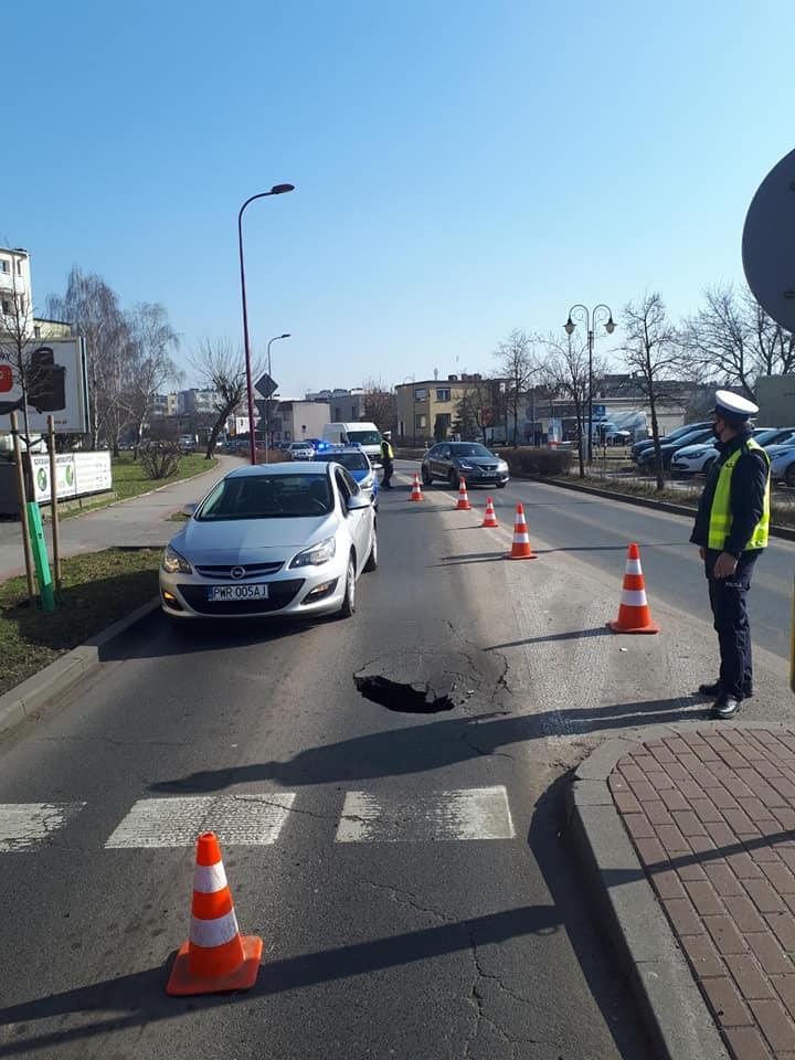 Uwaga kierowcy! Na ul. Słowackiego zapadł się asfalt