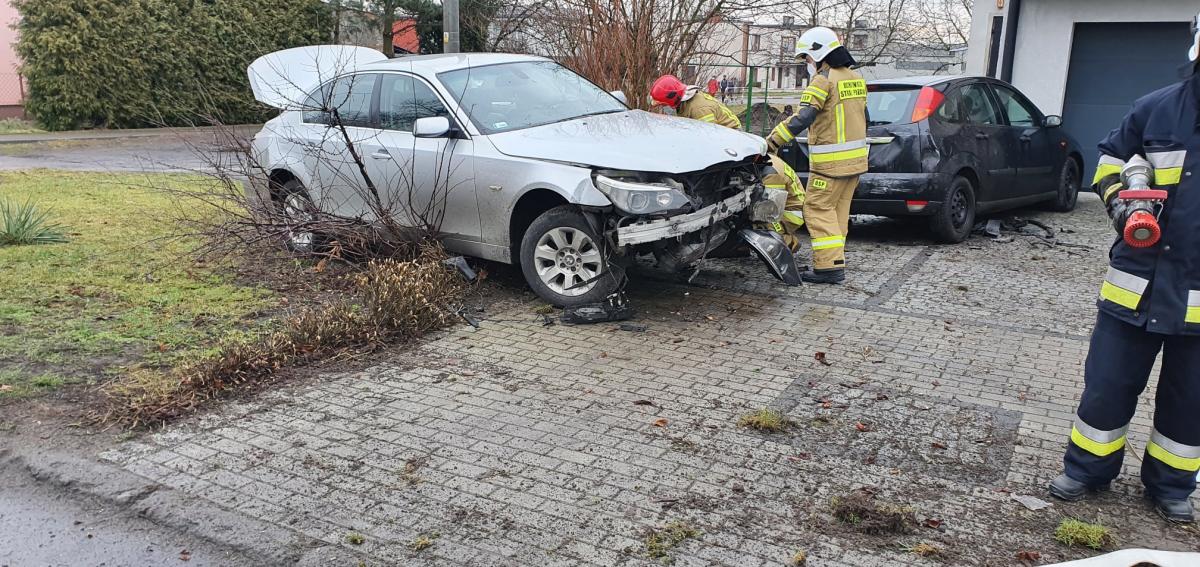 BMW wypadło z drogi i wjechało na prywatną posesję