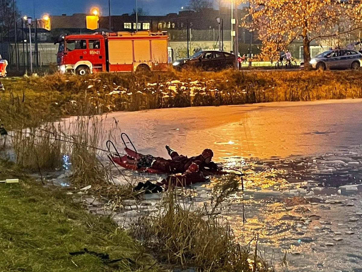 O krok od tragedii. Policjanci i strażacy uratowali trzech chłopców!