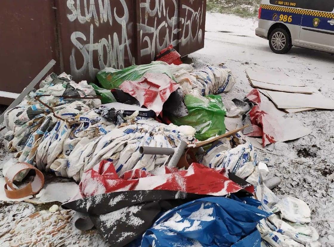 Po remontach podrzucili śmieci. Strażnicy ukarali sprawców