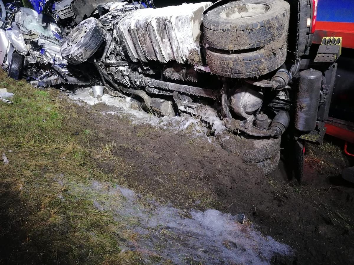 Tragiczny wypadek osobówki i tira. Nie żyje 19-latek (aktualizacja)