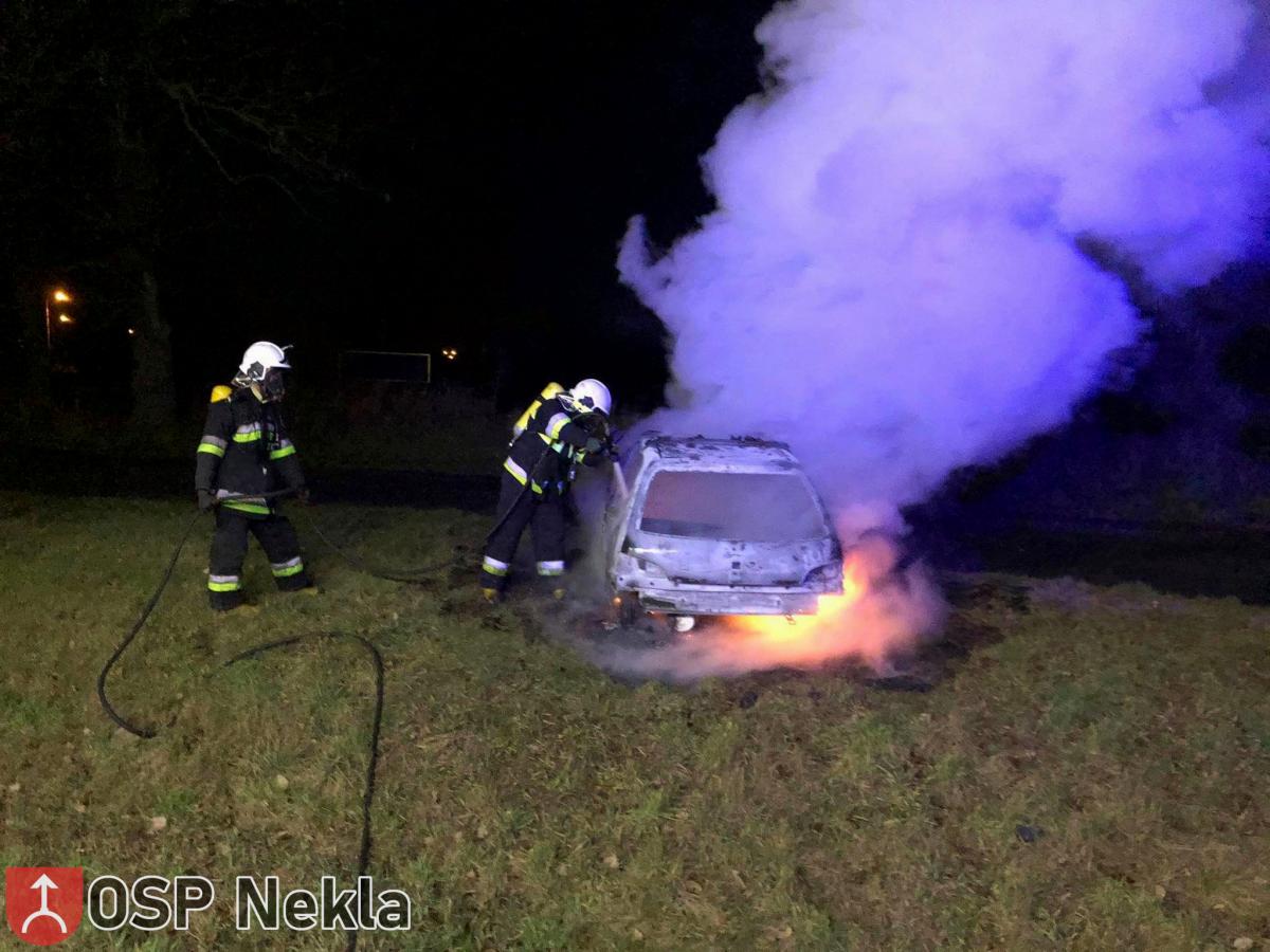 Strażacy gasili nocny pożar osobówki