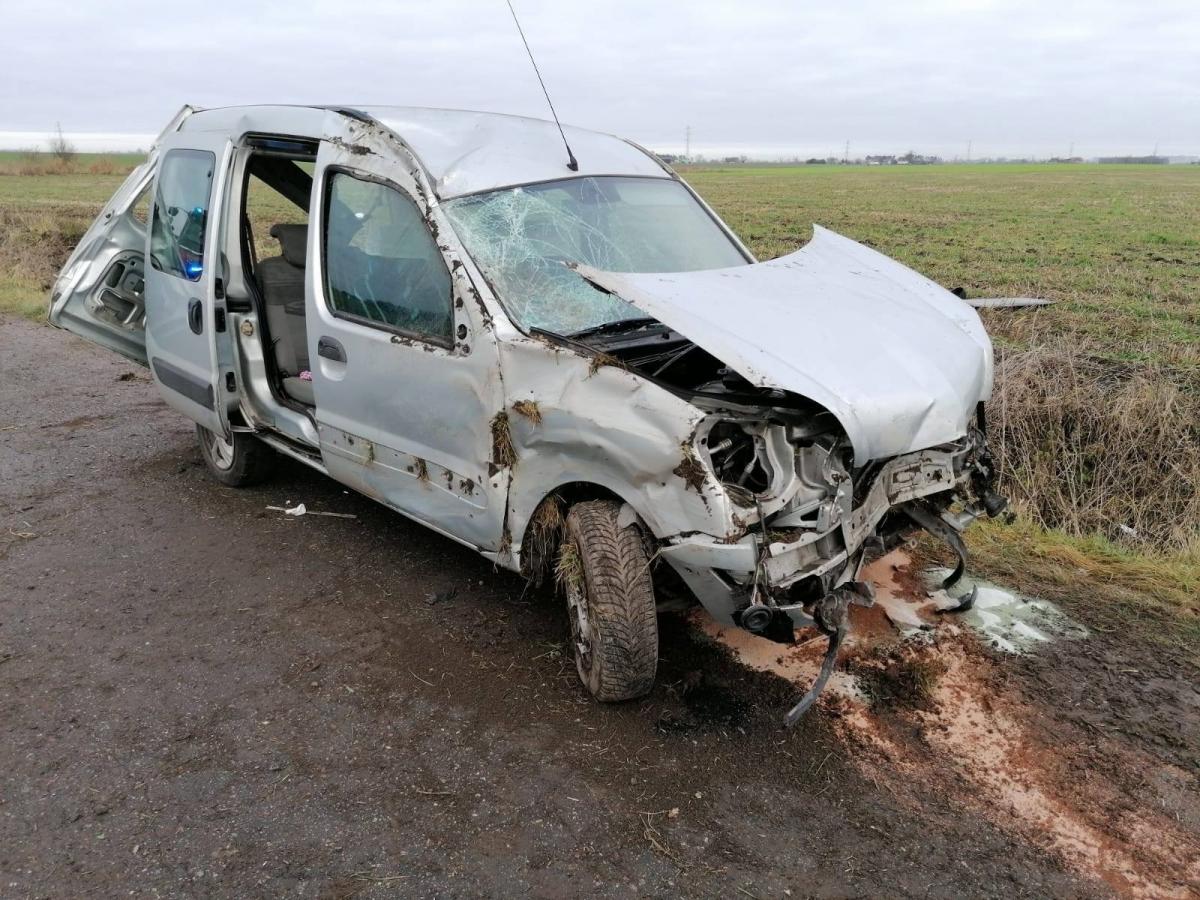 Tragiczne dachowanie renault. Nie żyje 66-letni kierowca