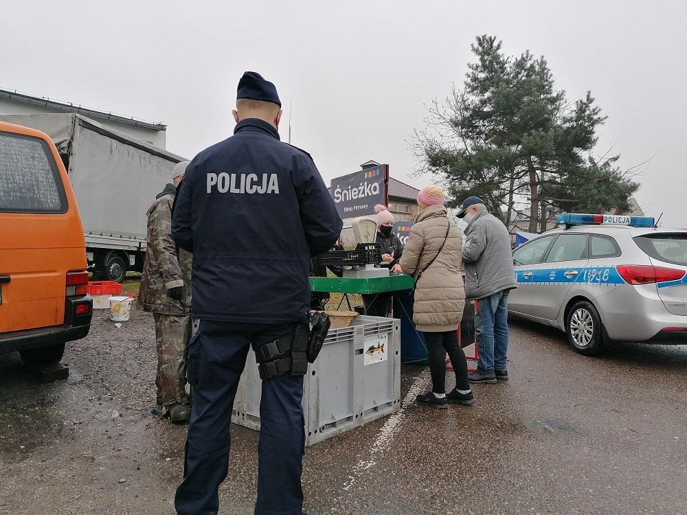 Coraz bliżej Święta! Policjanci sprawdzali punkty z choinkami i rybami