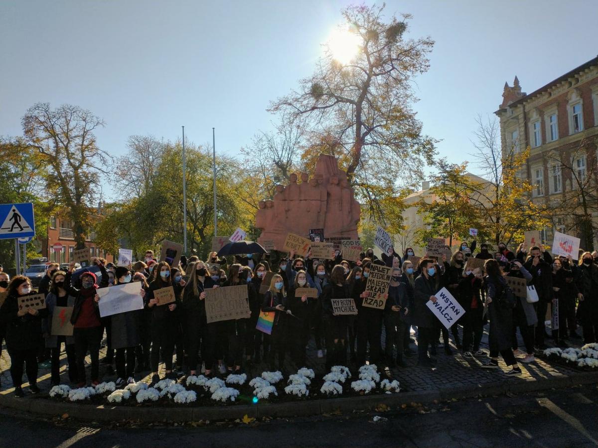 Uczniowie wrzesińskich szkół dołączyli do protestu kobiet (GALERIA)