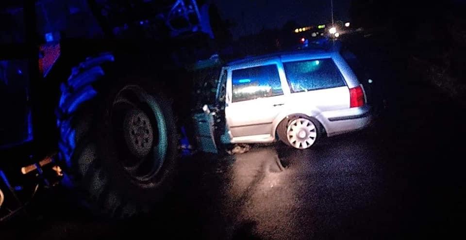 Osobówka wjechała w ciągnik rolniczy. Kierowca w szpitalu