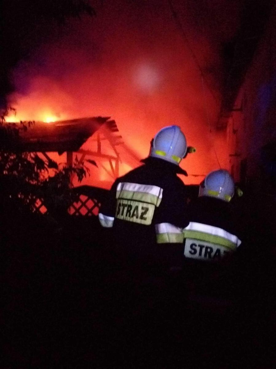 Nocny pożar budynku gospodarczego