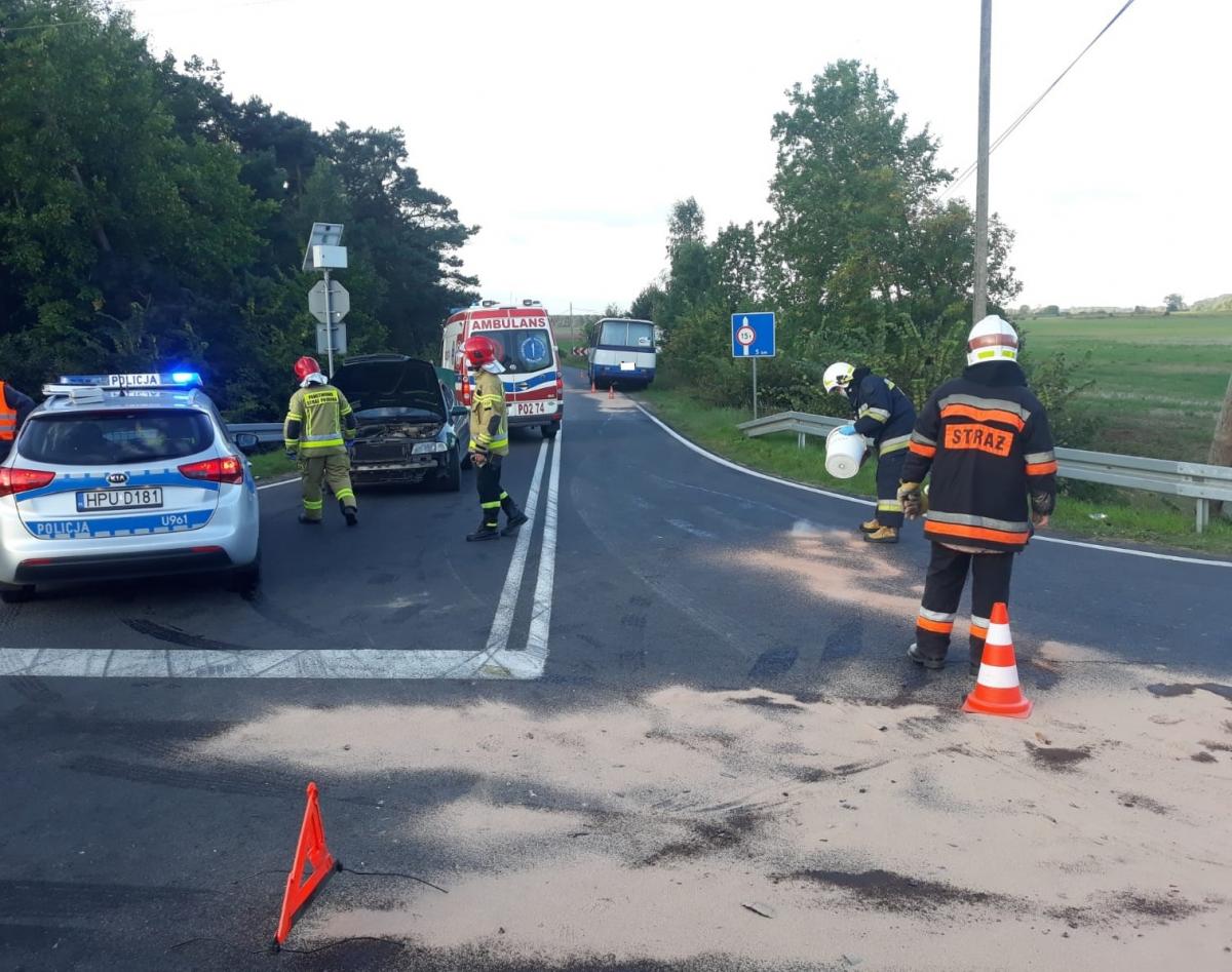 Kolizja osobówki i autobusu. Mandat 500 zł dla sprawcy