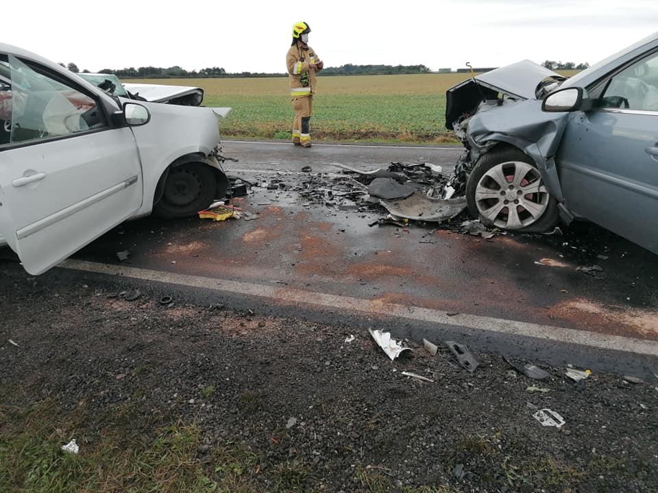 Poważny wypadek trzech osobówek. Krajowa 15 była zablokowana