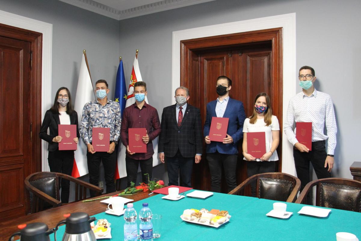 Młodzi wrzesińscy absolwenci otrzymali stypendia 