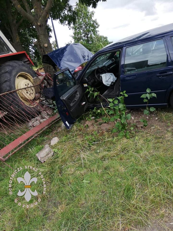 Osobówka zatrzymała się na drzewie