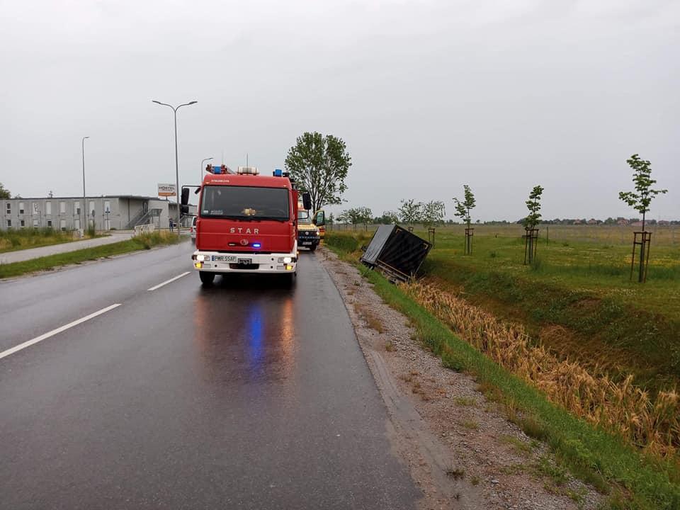 Dostawczak zjechał do rowu. Kierowca trafił do szpitala