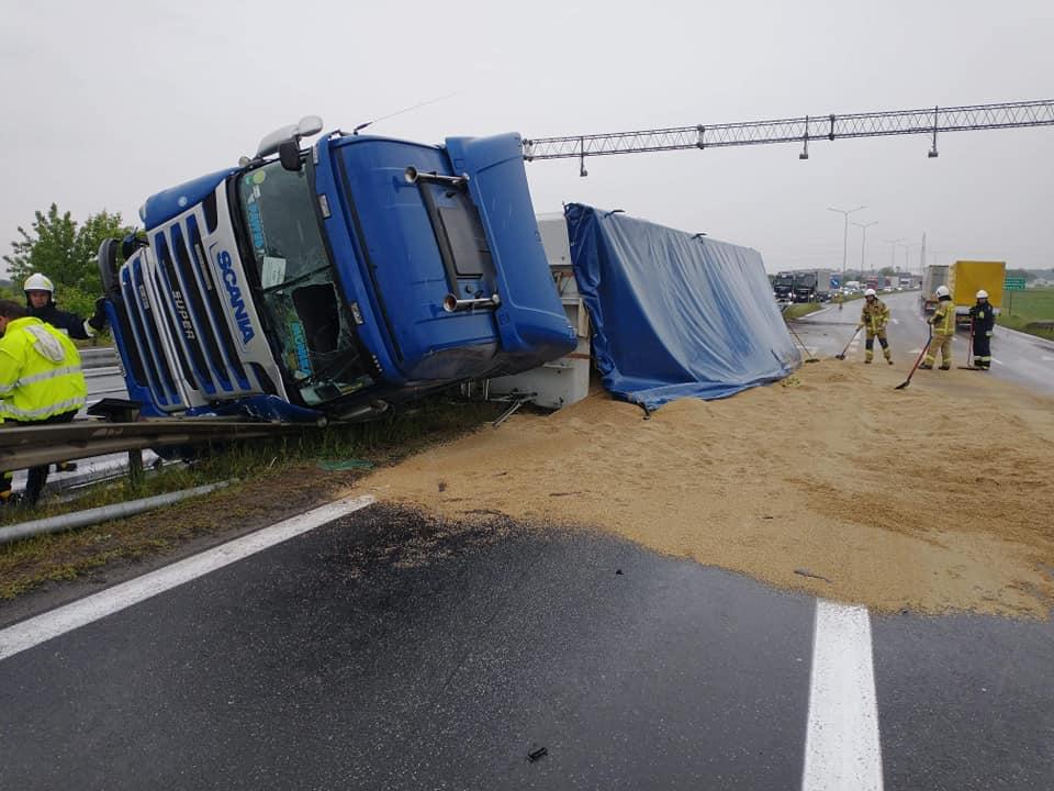 Wypadek osobówki i ciężarówki zablokował DK92 (ZDJĘCIA)
