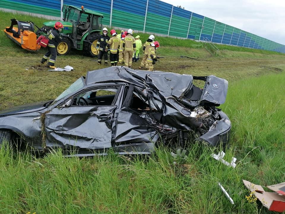 Wypadek na A2. BMW wypadło z jezdni i uderzyło w ciągnik rolniczy