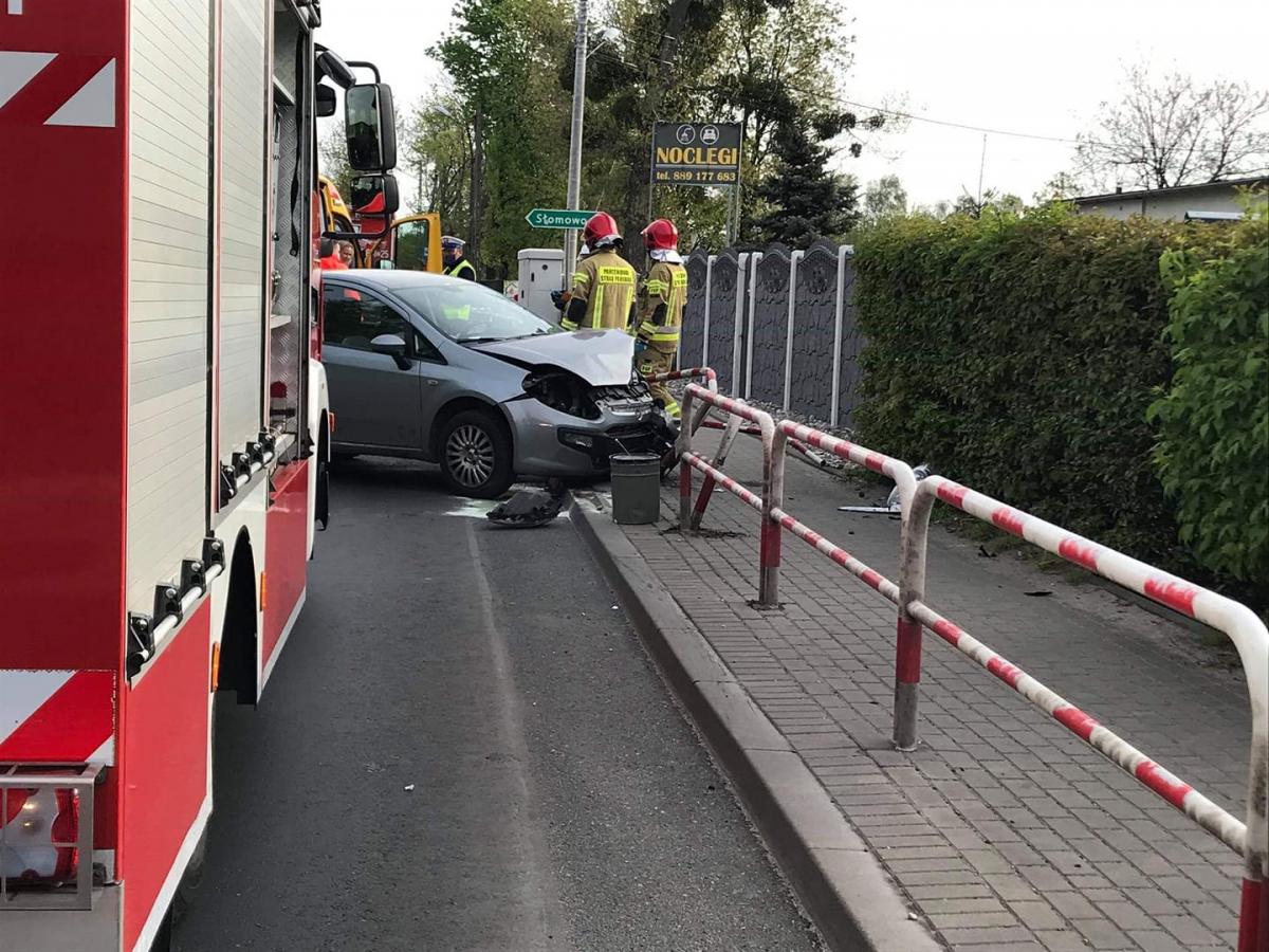 Osobówka uderzyła w barierki. Kierowca zasnął za kierownicą