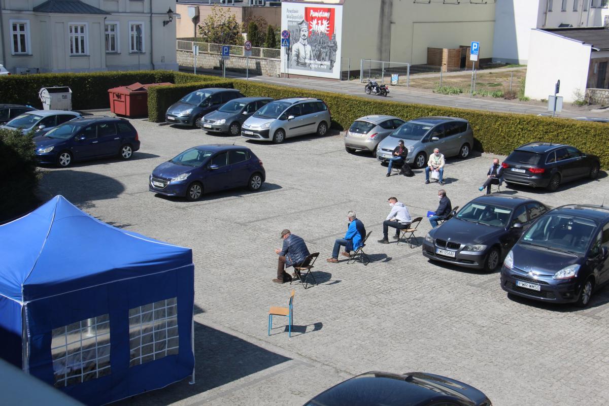 Namiot i kolejka na parkingu starostwa powiatowego