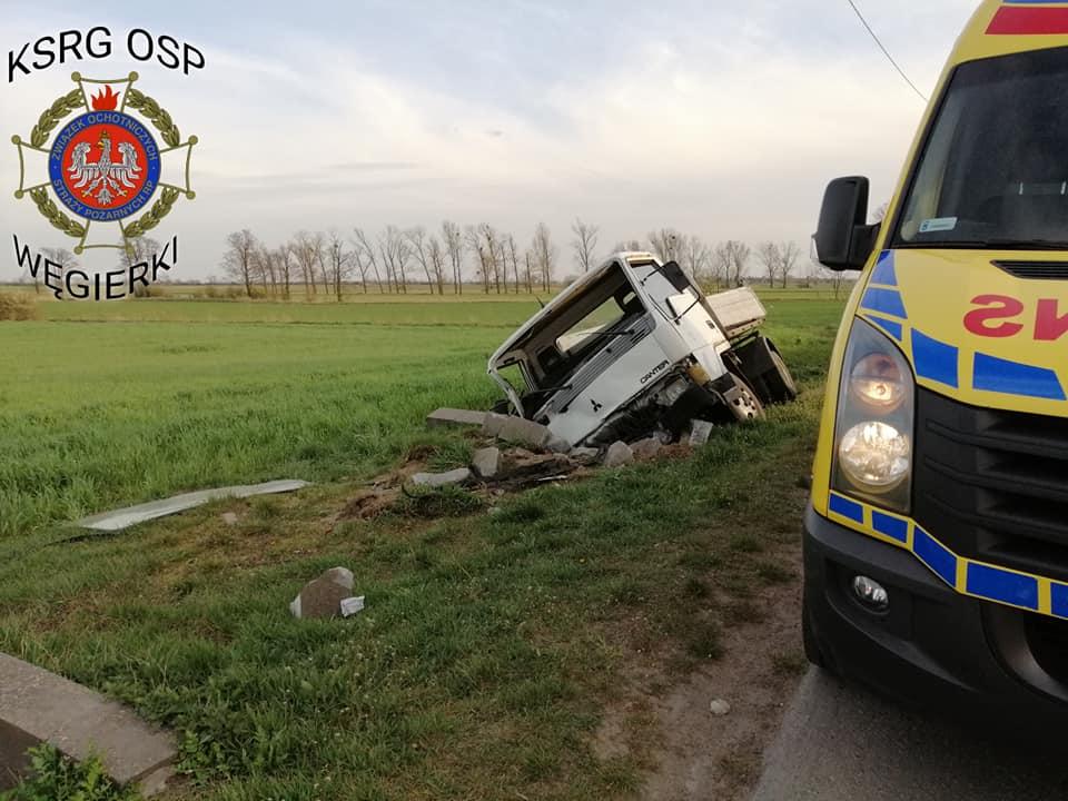 Wjechał autem do rowu. Prowadził na podwójnym gazie