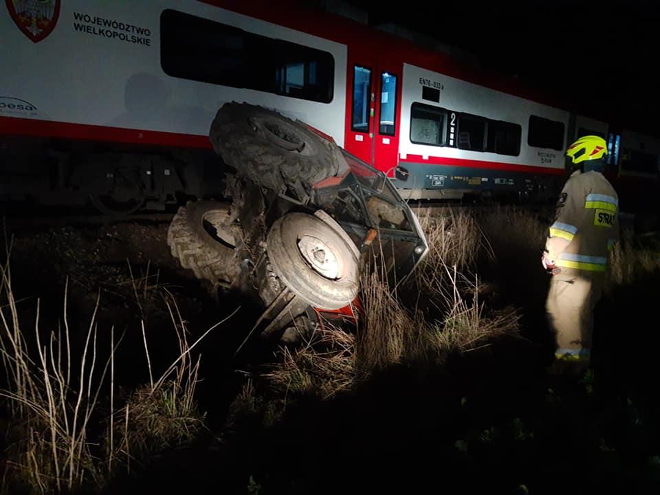O krok od tragedii. Pociąg osobowy zderzył się z ciągnikiem