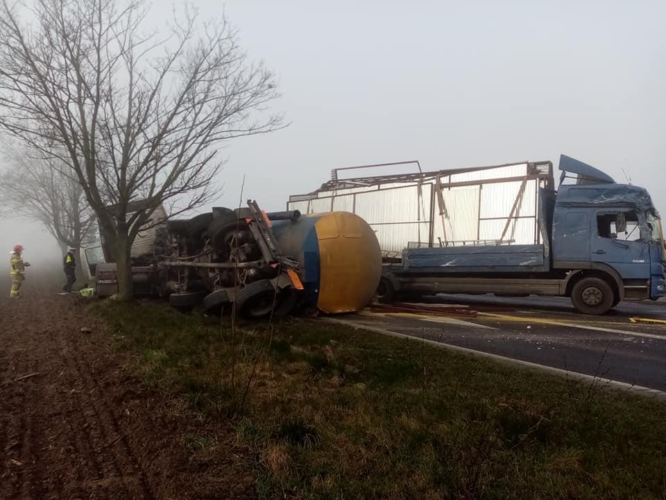 Poważny wypadek dwóch ciężarówek na DK15