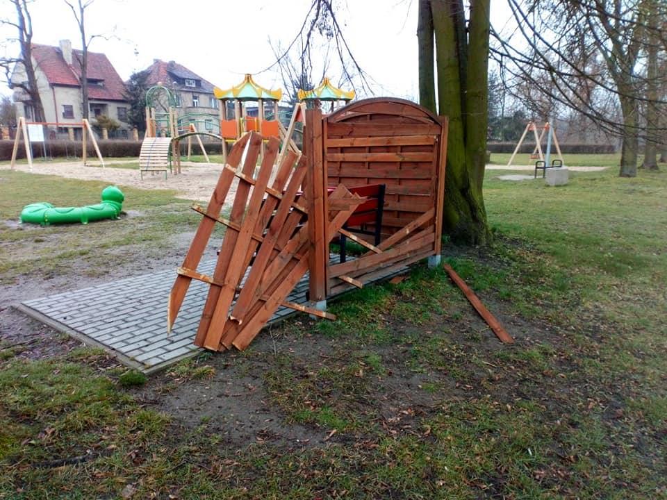 Wandale na placu zabaw...